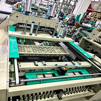 Automatic folding design ensures fast speed and neat outputs. Fitted with Taiwan AirTAC cylinders and three servo motors, the unit runs smoothly and achieves a folding success rate of 99.99%.
