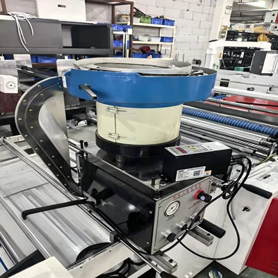 Pulling up the zipper part: automatically feeds the zipper head, saving labor and improving efficiency